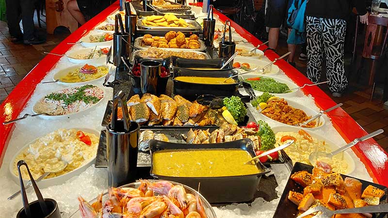 Fiskbuffé på Gudhjems rökeri med rökta sillfiléer, lax och lokala delikatesser serverade i rustik dansk miljö på Bornholm.