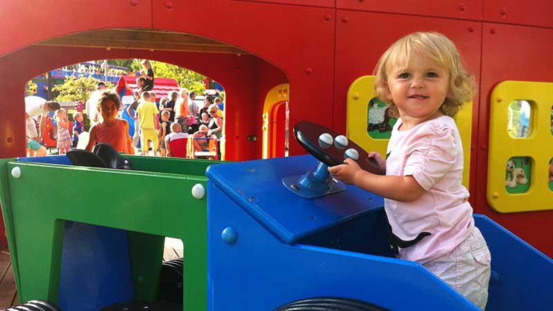 DUPLO® Land på LEGOLAND® Billund – ett färgglatt lekland med DUPLO® Express, flygplan och lekhus för de yngsta äventyrarna.