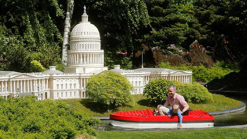 Båttur på LEGOLAND® – en rolig båttur förbi ikoniska LEGO®-byggnader, som Capitoleum i USA
