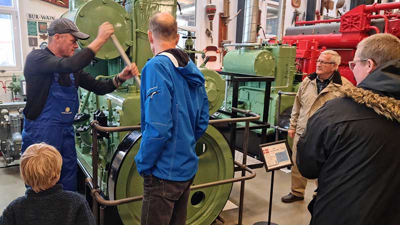 Besökare utforskar Maskinrummet i Skagen – historiska motorer och teknik i maritim miljö