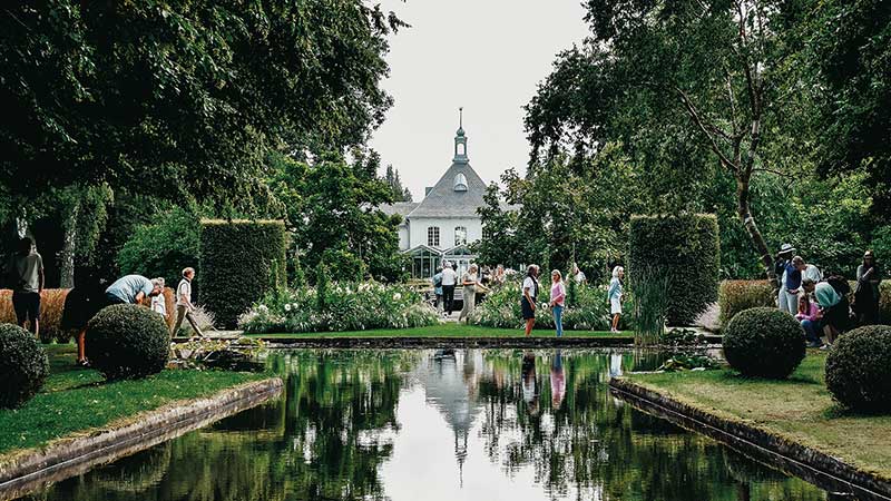 Besökare som njuter av Norrvikens trädgårdar i Båstad.