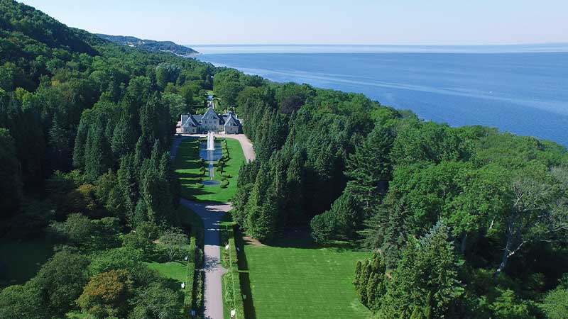 En vacker utsikt över Laholmsbukten och Norrvikens trädgårdar med Villa Abelin.