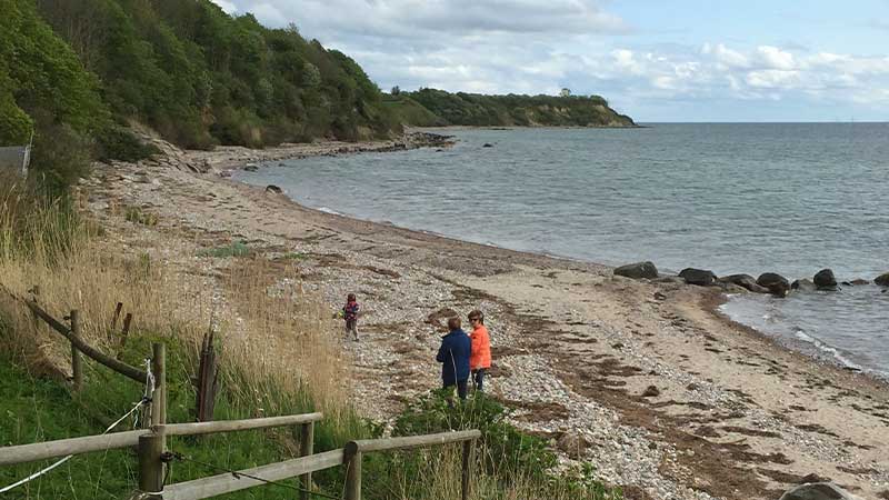 Vens vackra sluttning ner i havet och stränder.