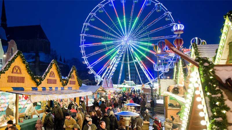 Bodar, julljus och människor på Rostocks julmarknad under bussresa med Tjörnarpsbuss – julstämning i Tyskland