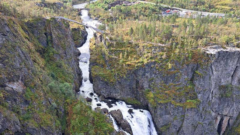 Utsikt från Geilo mot Vøringsfossen – mäktigt vattenfall omgivet av norska fjäll och dramatisk natur- Res till Norge med Tjörnarpsbuss