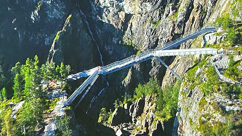 Bro vid Vøringsfossen – designad av Carl-Viggo Hølmebakk, med utsikt över vattenfallet och dramatiska berg i norsk natur