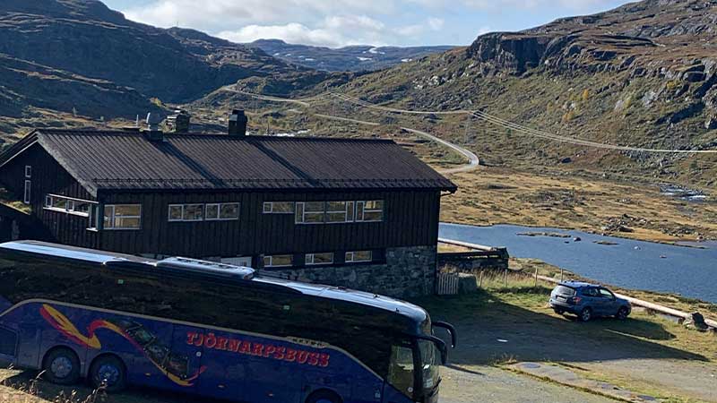 Tjörnarpsbuss vid ett naturskönt stopp runt Geilos fjäll – en paus med utsikt över norsk bergsnatur