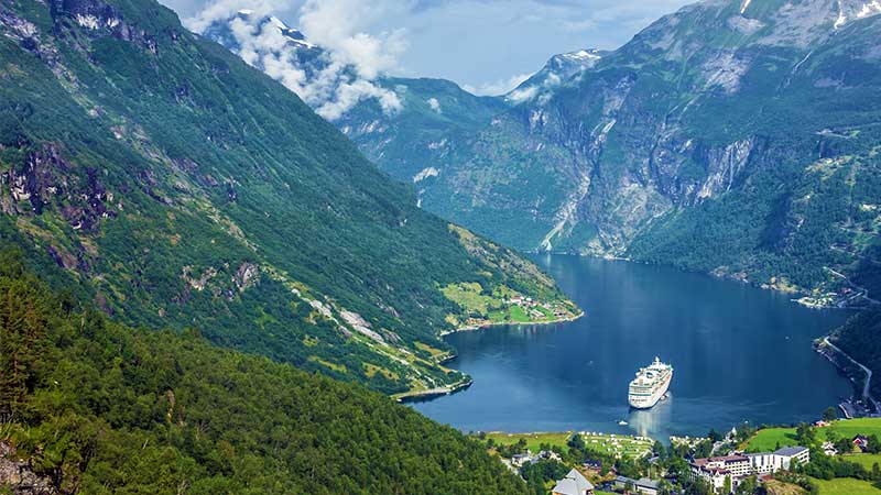 Utsikt över Geirangerfjorden under båtutflykt med Tjörnarpsbuss – fjäll, vattenfall och djupa dalar i Norges vackraste natur