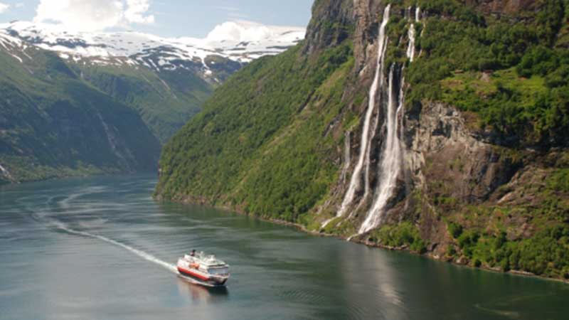 Utsikt över vattenfallet De sju systrarna under båtutflykt i Geirangerfjorden under Tjörnarpsbuss rundresa i Norge