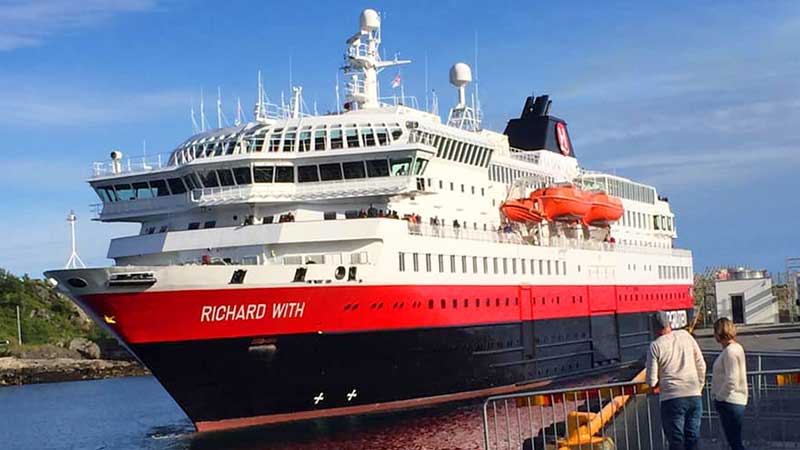 Hurtigrutens fartyg Richard With i hamn – klassisk kustbåt redo för avgång längs Norges fjordar