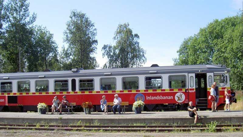 Inlandsbanan slingrar sig genom svenska inlandet – tågresa genom skogar, sjöar och vildmark