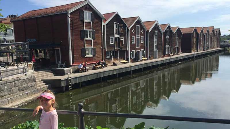 Tjörnarpsbuss i Lofoten – resa genom Nordnorge med vy över traditionella packhus vid kusten
