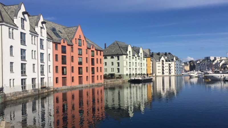 Tjörnarpsbuss kör genom Ålesund, Norge – omgiven av fjäll, fjordar och färgglada hus