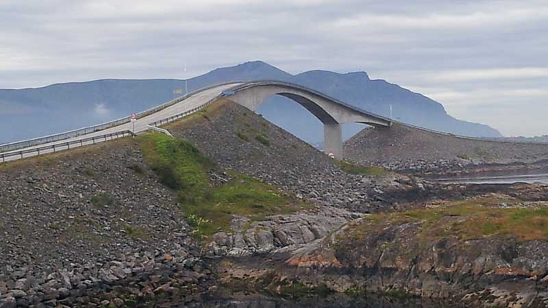 Åk med Tjörnarpsbuss längs Atlanthavskusten i Norge – omgiven av fjäll, fjordar och dramatisk natur