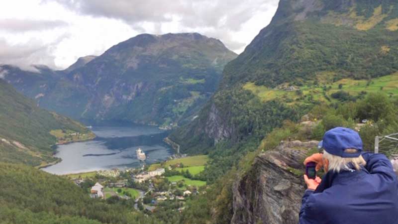 Geiranger fjords hisnande omgivning med höga fjäll, djupa dalar. Upplev det med Tjörnarpsbuss
