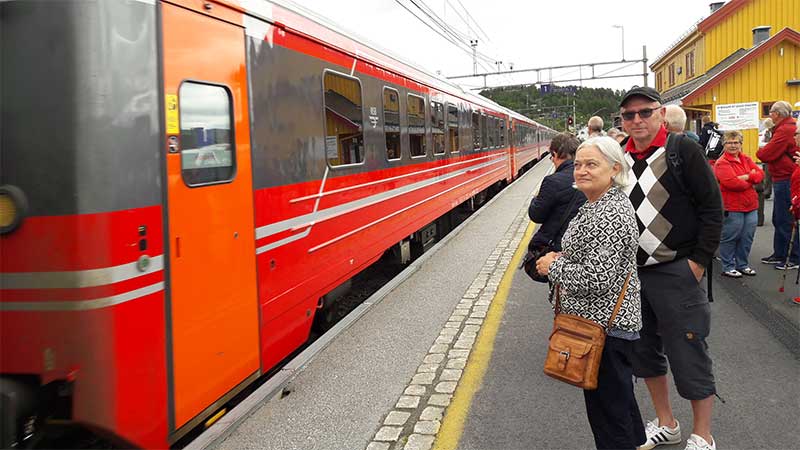 Tjörnarpsbuss gäster som ska njuta av den klassiska tågresan på Bergenbanan