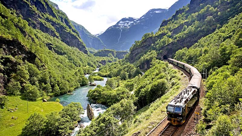 Flåmnsbanan kör genom det vackra norska landskapet.