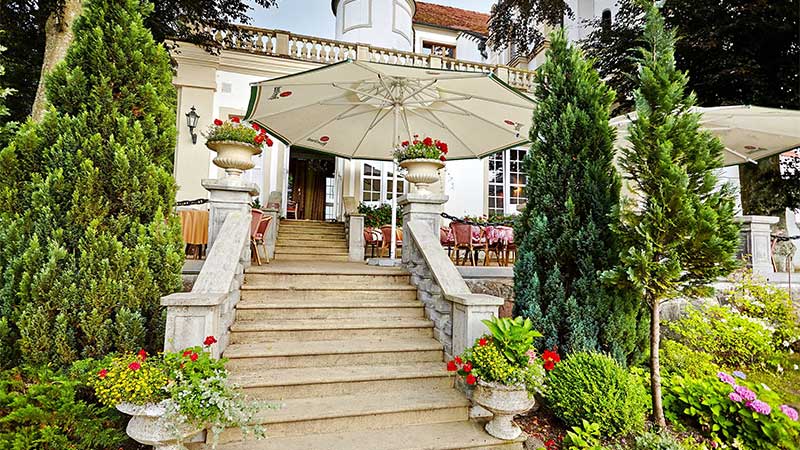 Trappa upp till altanen på Castle Podewils hotell i Krag med Tjörnarpsbuss resa