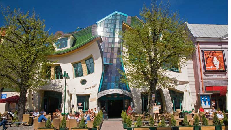 Det Lustiga huset i Sopots centrum, Krzywy Domek med böljande fasad. Se det med Tjörnarpsbuss under er Polenresa