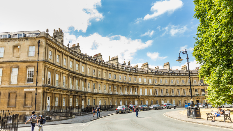 Georgianska byggnader vid The Circus i Bath, England – ikonisk halvcirkelformad arkitektur och historisk sevärdhet.