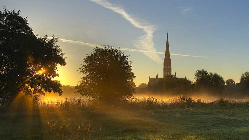 Salisbury Cathedral i morgonljus – gotisk arkitektur och historisk sevärdhet i Wiltshire, England.