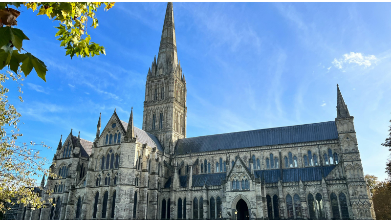 alisburykatedralen i Wiltshire, England, med världens högsta kyrkspira och imponerande gotisk arkitektur under blå himmel.