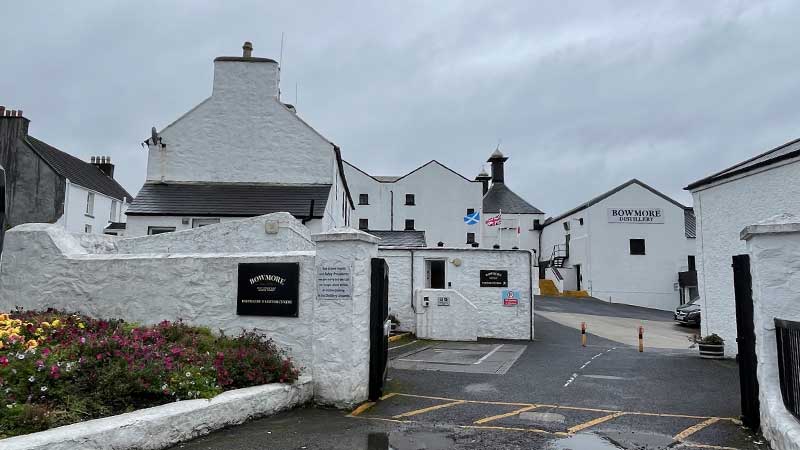 Tjörnarpsbuss tar dig till Bowmore – en resa till Skottlands äldsta whiskydestilleri på Islay
