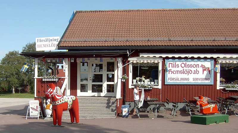 Tjörnsapsbuss besöker Nils Olsson Hemslöjd i Nusnäs – klassisk svensk dalahästtillverkning i traditionell hantverksmiljö