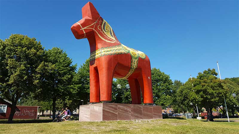 Den stora dalahästen i Mora – svensk kulturikon i Dalarna, populärt stopp för Tjörnarpsbuss