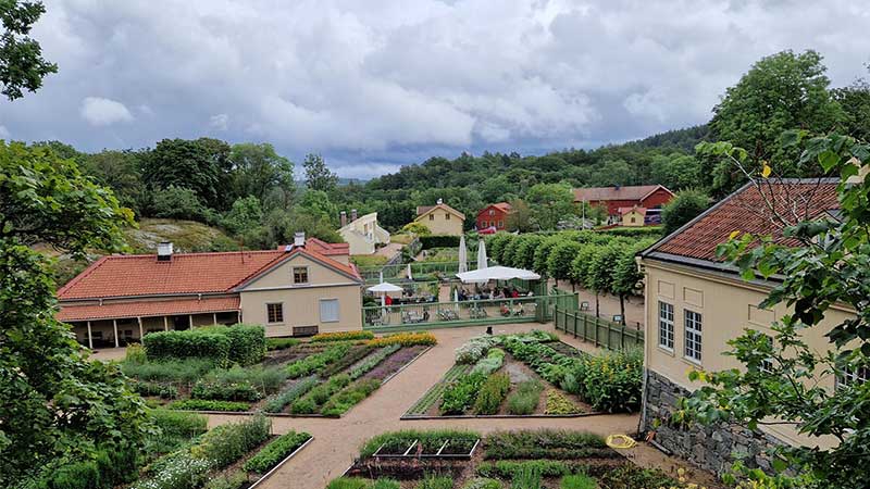 Gunnebo slotts franska trädgård i full blom under bussresa med Tjörnarpsbuss