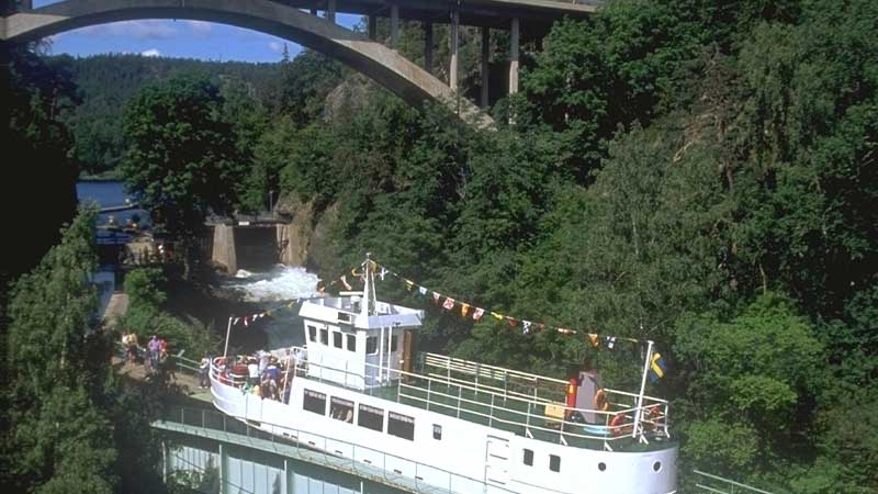 Håveruds akvedukt en solig sommardag under en guidad dagsutflykt med Tjörnarpsbuss