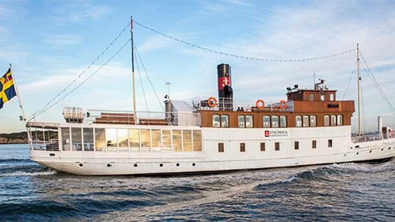 Skärgårdsbåt under en tur i Göteborgs skärgård med trubadur och skaldjur på en bussresa med Tjörnarpsbuss