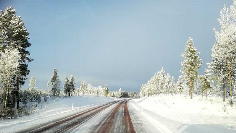 Julresa med buss genom vintrigt Dalarna med Tjörnarpsbuss på snötäckt landsväg