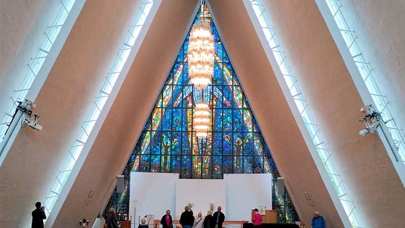 Tjörnarpsbuss i Tromsø – sommarbesök vid Ishavskatedralen, ett arkitektoniskt landmärke i Nordnorge