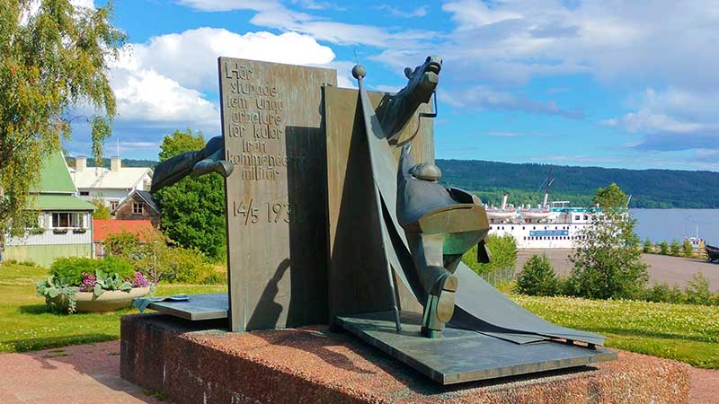 Se Ådalen monumentt i Lunde efter skottet i Ådalen Höga kusten