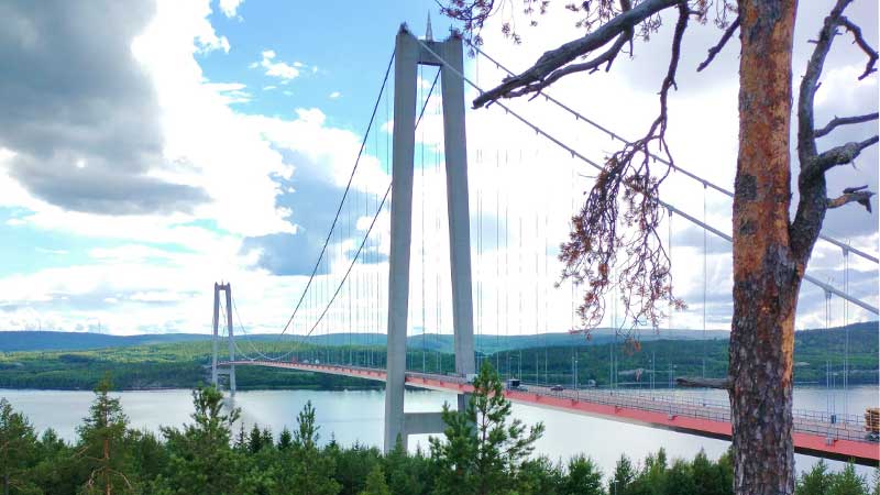 Utsikt över höga kusten bron på vår bussresa genom Sverige.