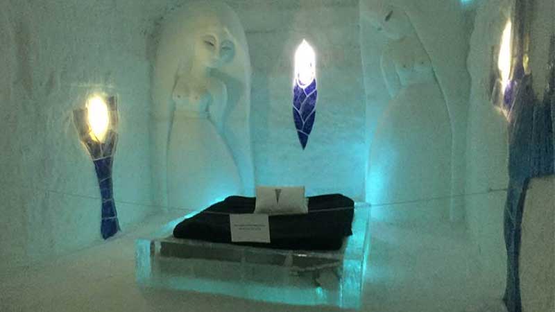 shotellet i Jukkasjärvi – världens första ishotell, skapat av snö och is från Torne älv. Upplev unik isarkitektur, konst och magisk vinterlyx.