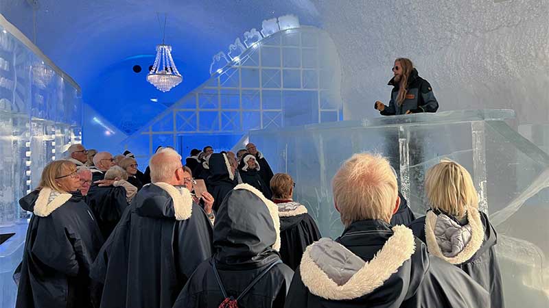 shotellet i Jukkasjärvi – världens första ishotell, skapat av snö och is från Torne älv. Upplev unik isarkitektur och konst på vår bussresa.