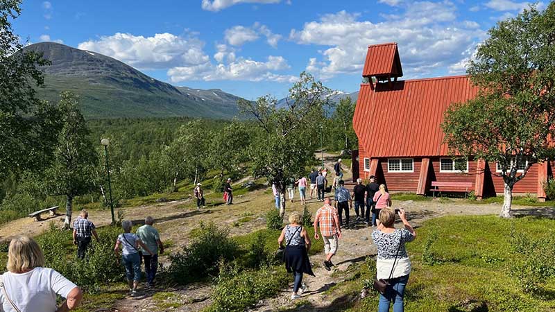 Nikkaluokta – porten till Kebnekaise och Lapplands fjällvärld. Upplev vandring, samisk kultur och storslagen natur vid vägs ände.