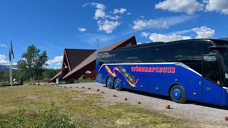 Tjörnarpsbuss fina turistbuss i Nikkaloukta porten till Kebnekaise.