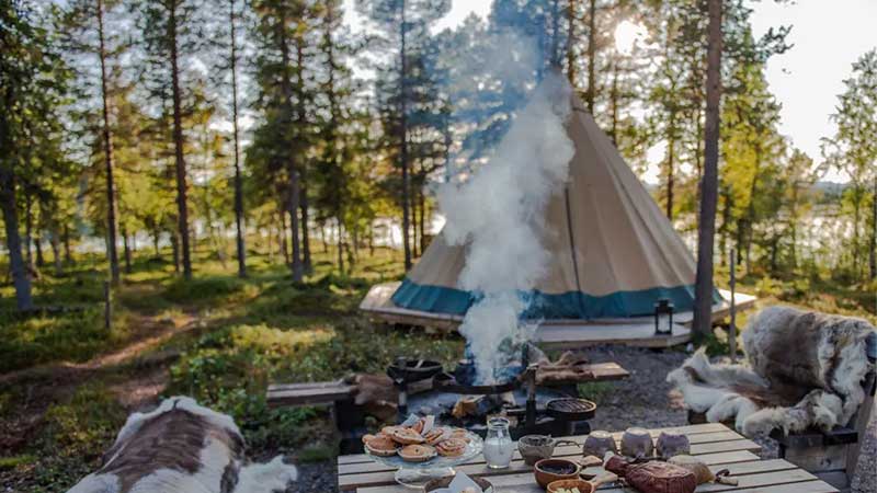 Samisk kåta i Sápmi – en autentisk miljö där tradition möter smak. Upplev samisk matkultur med framdukat bord i fjällvärlden