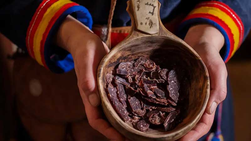 Torkat renkött i samisk kåsa – en smakrik delikatess från Sápmi. Upplev traditionell mat och hantverk i den nordiska vildmarken