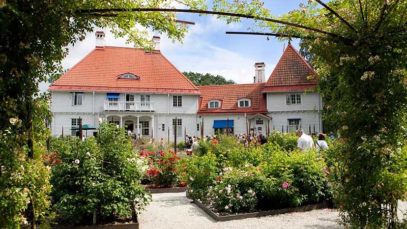 Wij Trädgårdar i Ockelbo – en inspirerande trädgårdspark med ekologiska odlingar, hantverk och natursköna visningsträdgårdar