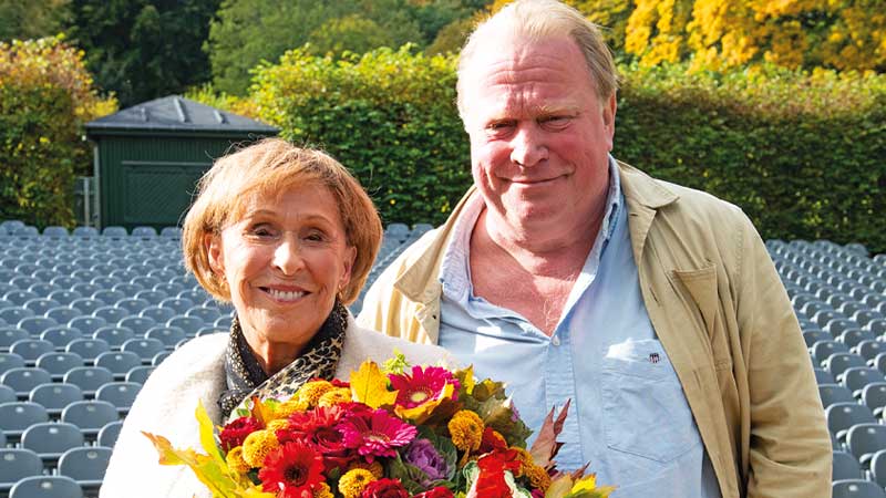 Eva Rydberg och Claes Malmberg på Fredriksdals Friluftsteater där det spelas musikaliskfars om sommaren