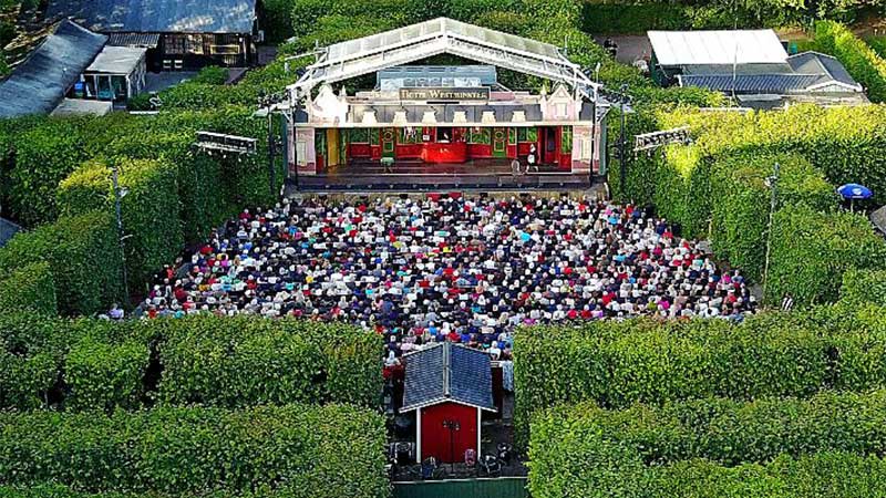 Fredriksdals friluftsteater i Helsingborg där det spelas musilaiska farser på sommaren.