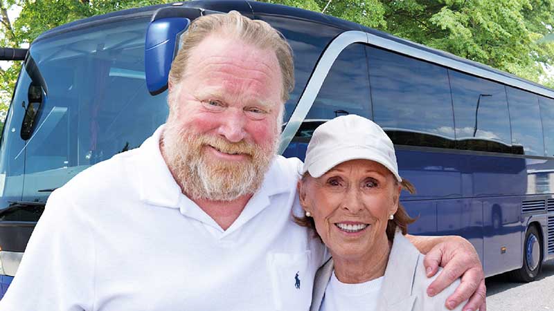 En bussresa till Helsingborg och Fredriksdals Friluftsteater där Claes Malmberg och Eva Rydberg spelar fars.