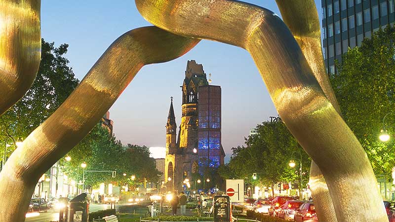 Gedächtniskirche och Kurfürstendamm är två populära ställen vi besöker på vår bussresa till Berlin staden som aldrig sover