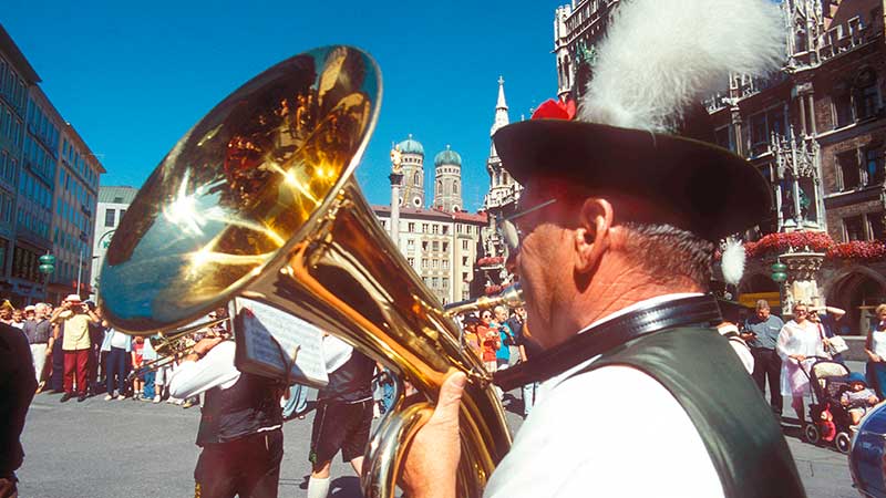 Vi ser karnevalståget genom Bremen när vi besöker Bremer Freimarkt eller okktoberfesten som vi kallar den.