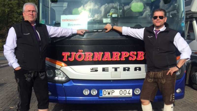 Tobbe och Mats iklädda lederhosen på väg till oktoberfesten i Bremen