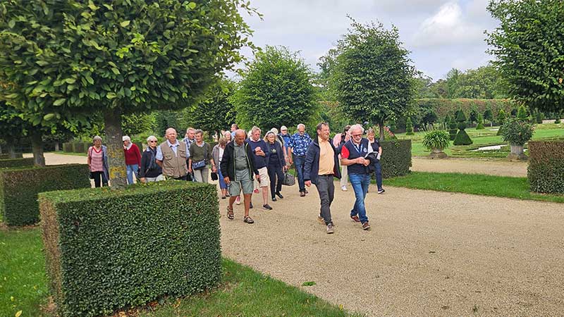 Tjörnarpsbuss grupp i Hundisburg slottspark – barockträdgård och historisk miljö i Tyskland